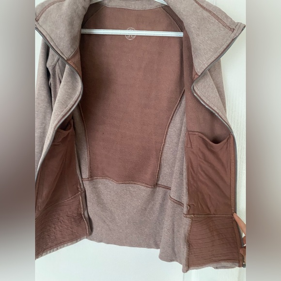 Lulu zip up sweater with thumb holes,4 pockets 2 inside 2 out.Only worn once - Picture 4 of 7
